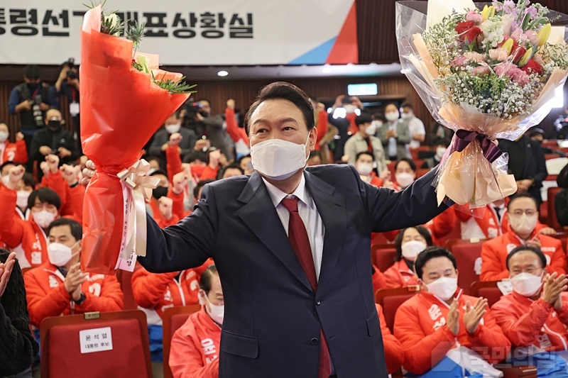 3月10日，韩国最大在野党国民力量总统候选人尹锡悦当选下一任总统。图为当天在确定当选后，尹锡悦在首尔汝矣岛国会图书馆所设开票情况室接受祝贺。图片来源：国民力量