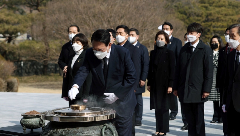 3月10日，第20届韩国总统当选人尹锡悦作为当选人的第一项日程，参拜了国立显忠院。韩宣网记者全汉 摄