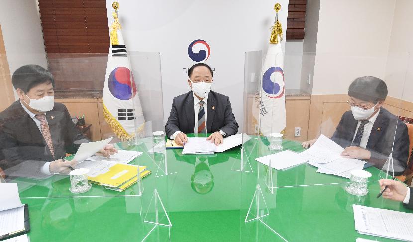 4月13日，韩国副总理兼企划财政部长官洪楠基政府首尔大楼，就《2022年3月就业人口动向》主持召开长官会议。图片来源：企划财政部