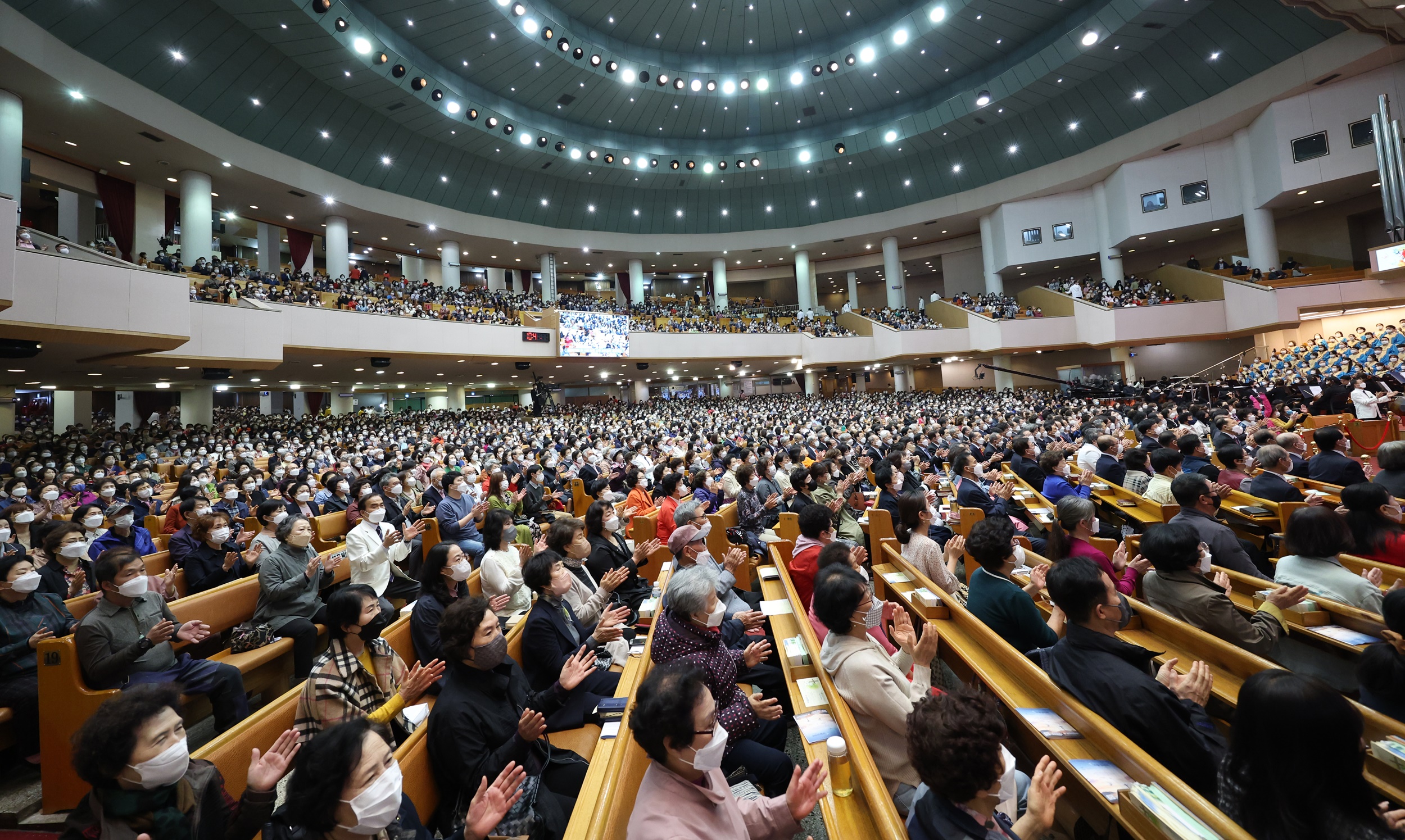 ▲ 부활절인 17일 오전 서울 여의도 순복음교회에서 신자들이 부활절 예배를 하고 있다. 연합뉴스