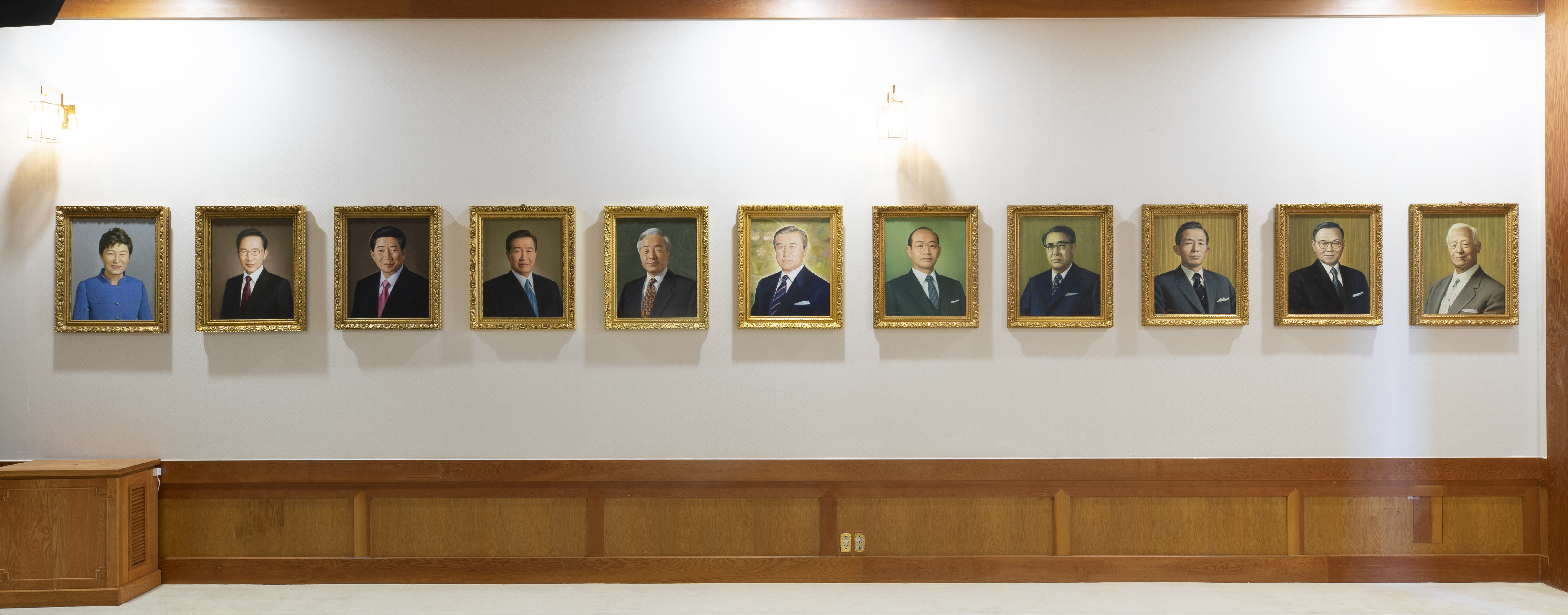  在韩国总统档案馆三楼展出的历代总统肖像。图片来源：总统档案馆