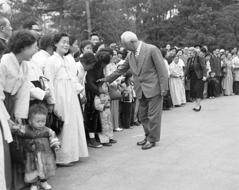 1955年首次开放景武台迎接来访者的前韩国总统李成晚。图片来源：总统档案馆