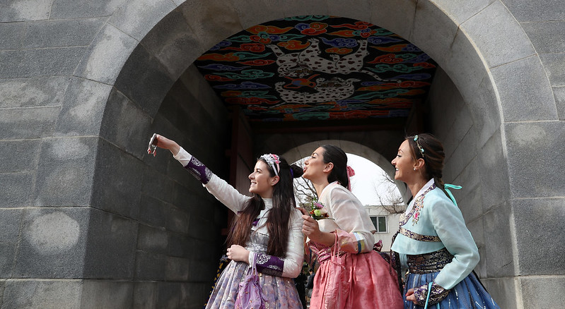 韩国政府将从6月起重启短期访问及电子签证发放工作。图为来到韩国旅游的外国游客。图片来源：韩宣网DB