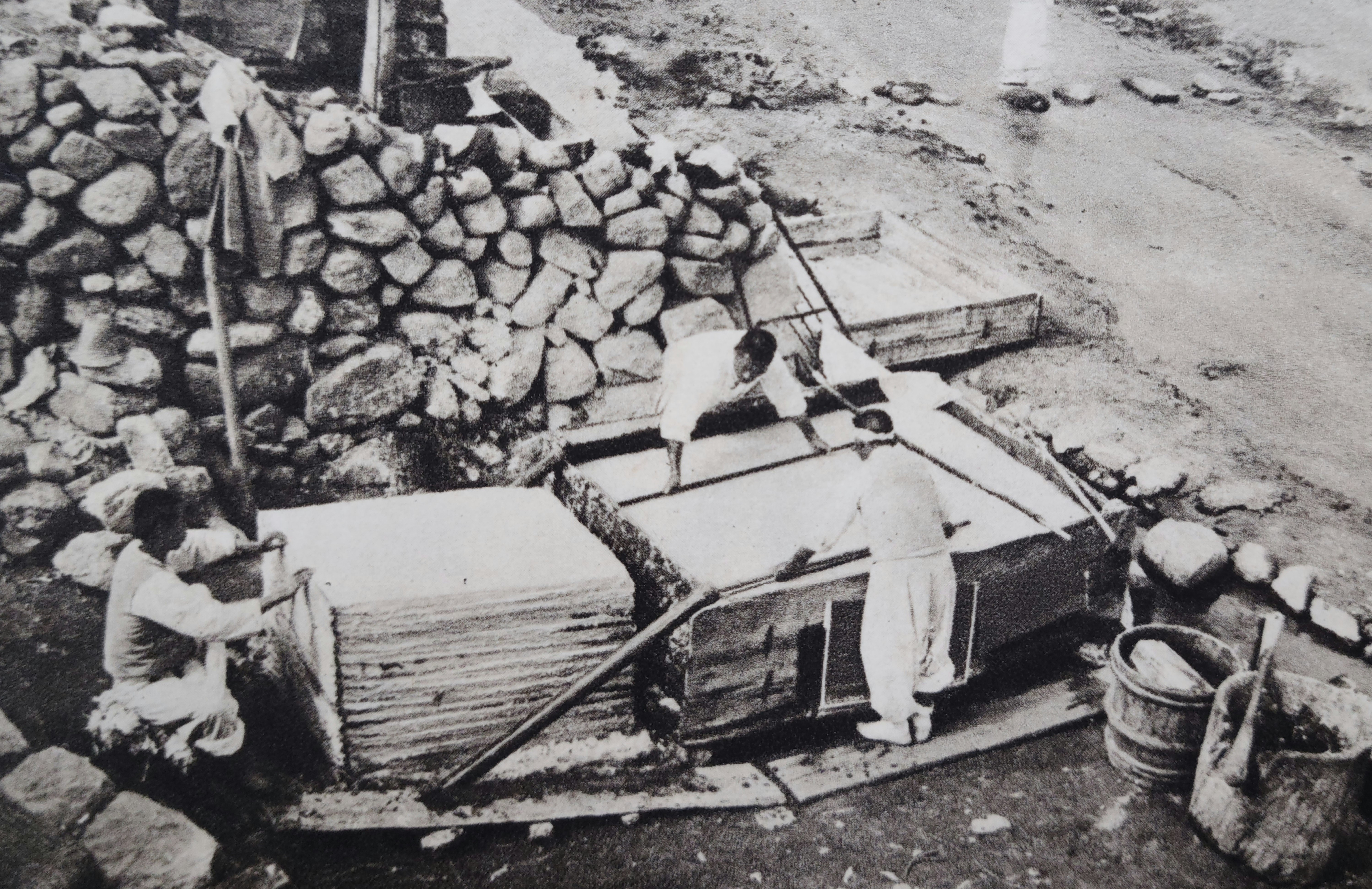 图为传统韩纸制作过程的图文资料。图片来源：国立山林科学院