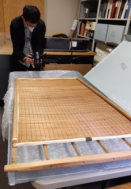 图为传统韩纸制作过程的图文资料。图片来源：国立山林科学院