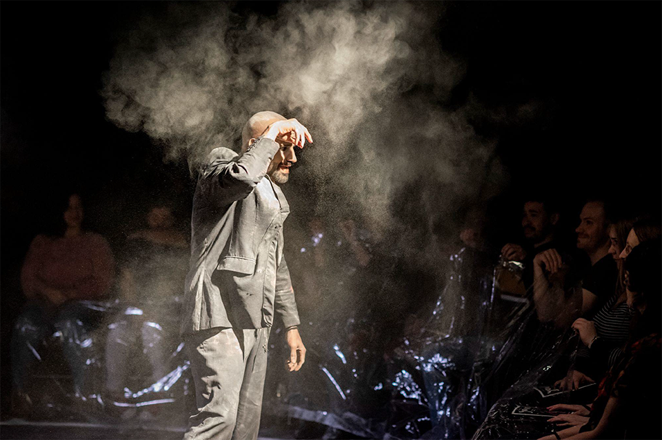 美国电影导演、演员兼教育家Daniel Irizarry的非语言剧‘YOVO’。图片来源：居昌郡