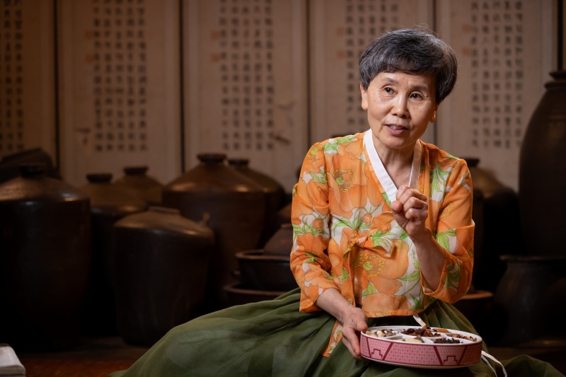 图为继承甘红露酿造法的继承人李基淑正在向记者讲述甘红露的酿制方法。韩宣网记者金淳株 摄