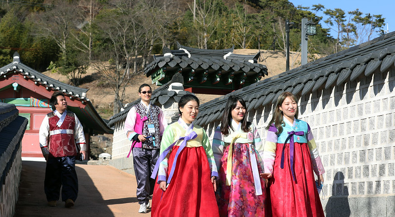 穿韩国传统服饰韩服的“韩服生活”成为韩国国家非物质文化遗产。图为身穿韩服的市民在位于庆尚南道统营市文化洞的三道水军统制营散步。图片来源：韩宣网DB