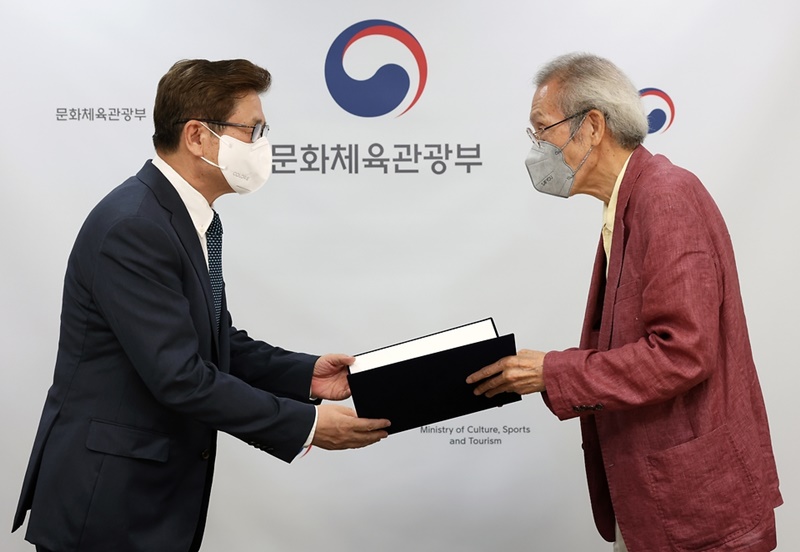 7月25日，在首尔龙山区文化体育观光部首尔事务所，韩国文化体育观光部长官朴普均委任演员吴永洙为韩国演出旅游宣传大使。图片来源：文化体育观光部