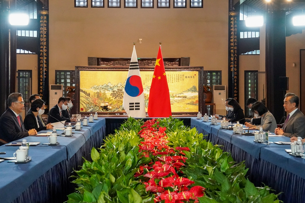 有调查显示，韩国和中国建交30年来，韩对华出口增加160倍以上。图为8月9日，韩国外交部长朴振（左）与中国国务委员兼外交部长王毅（右）在中国山东省青岛举行外长会晤。图片来源：外交部