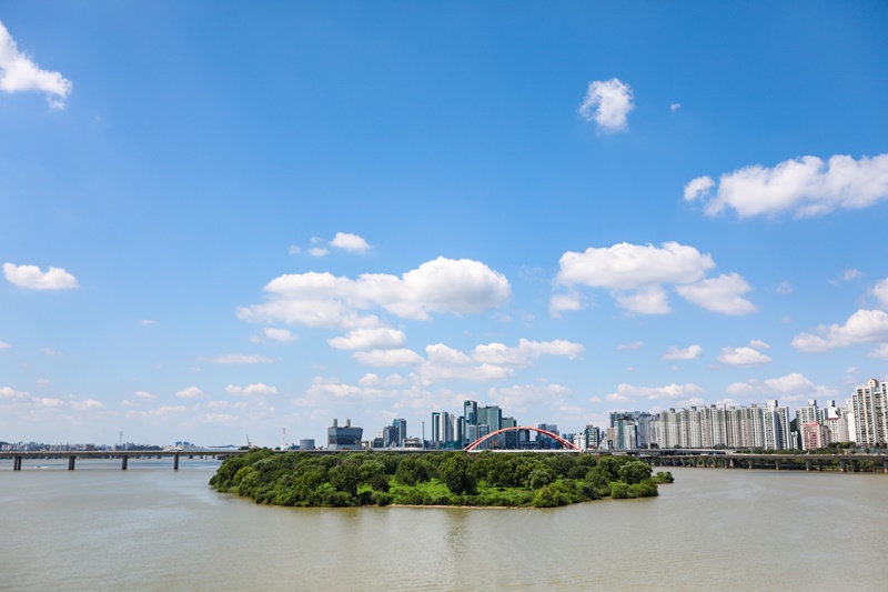 13条“汉江历史探访”路线中，在西江渡口路可看到的栗岛全景。图片来源：首尔市