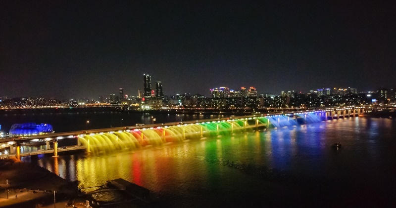两条“汉江夜景之旅”路线中，在盘浦月光路可看到月光彩虹喷泉。图片来源：首尔市