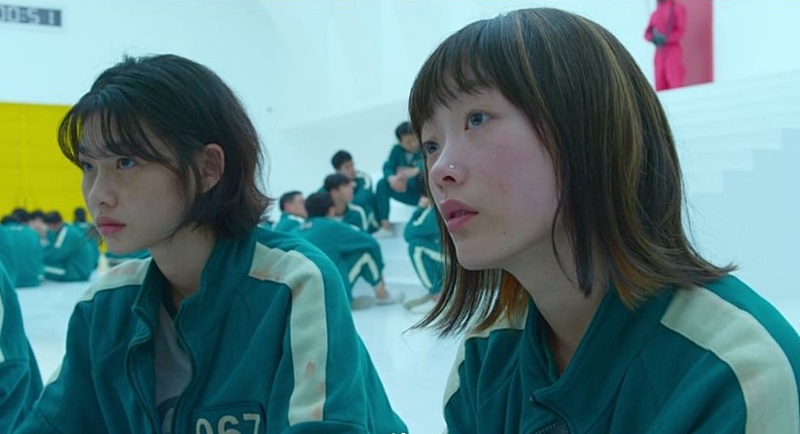 在奈飞（Netflix）原创韩剧《鱿鱼游戏》中饰演“智英”一角的韩国演员李瑜美（右）。图片来源：奈飞