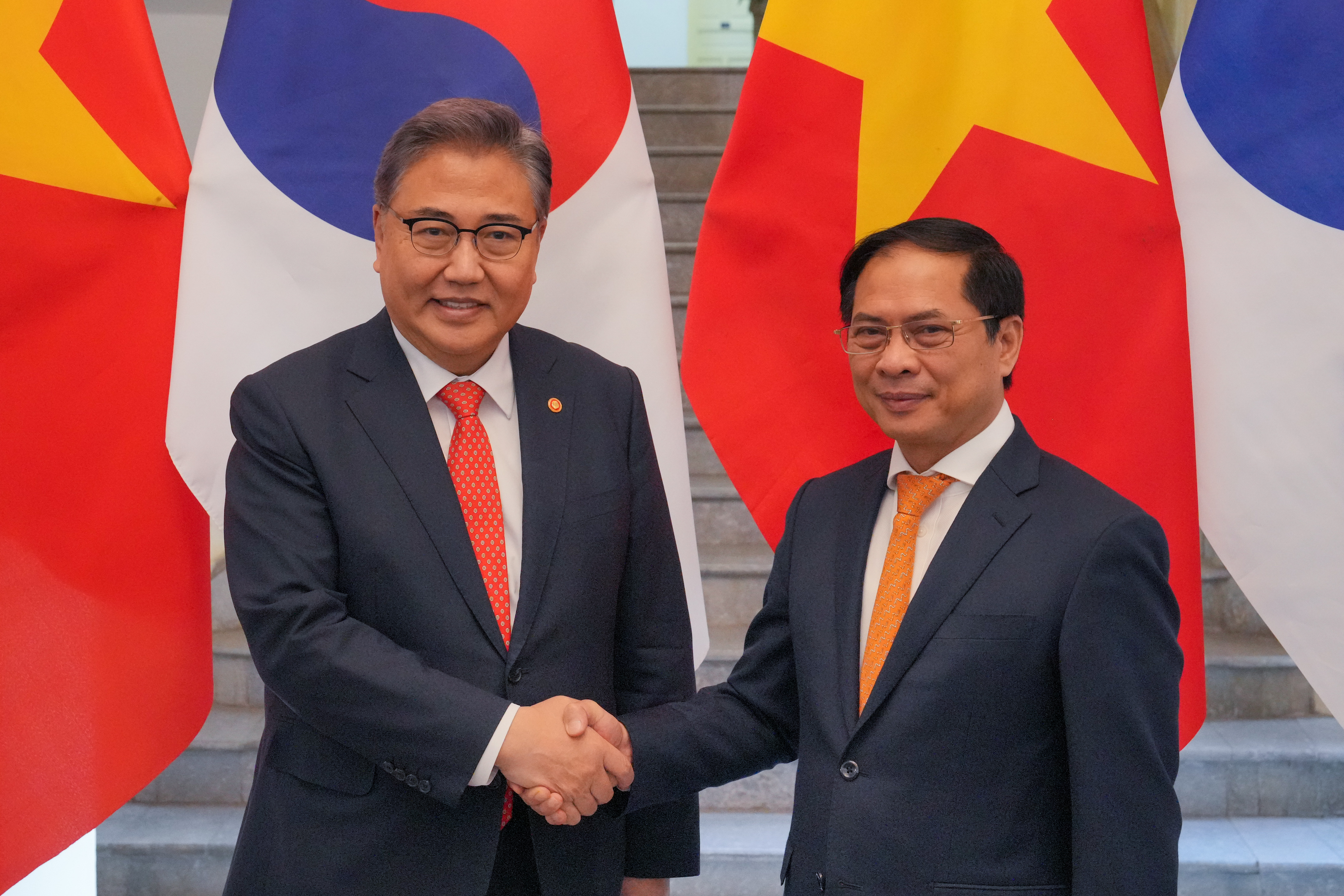 10月18日，韩国外交部长官朴振（左）在河内市区越南外交部办公楼与越南外长裴青山举行会谈。图片来源：外交部