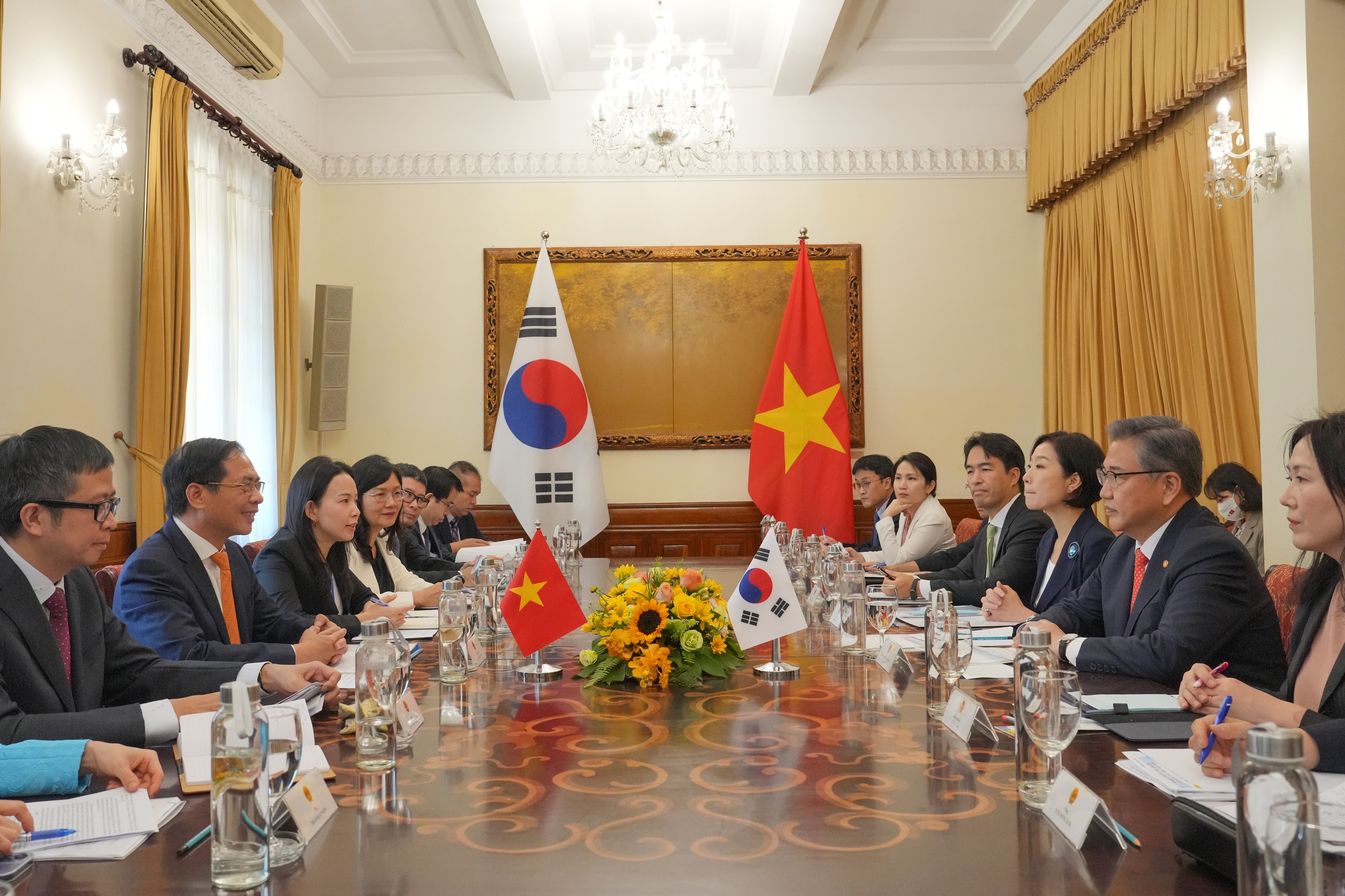 10月18日，韩国外交部长官朴振（右二）在河内市区越南外交部办公楼与越南外长裴青山（左二）举行会谈。图片来源：外交部