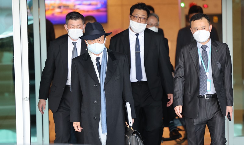 11月2日，在仁川国际机场，日本自民党副总裁、前日本首相麻生太郎通过第一航站楼入境。图片来源：韩联社