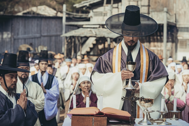 电影《诞生》中金大建神父回到朝鲜主持复活节弥撒的场面。图片来源：Min Film