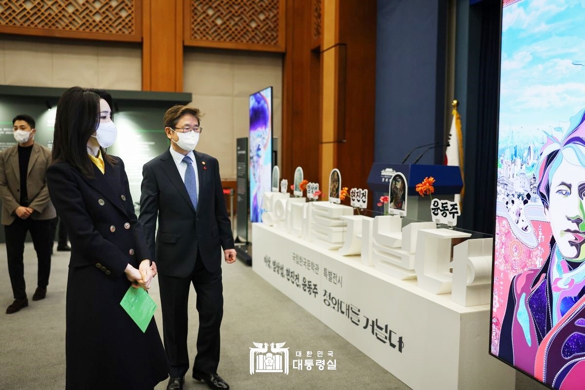 1月9日，韩国总统尹锡悦夫人金建希女士访问青瓦台春秋馆，与文化体育观光部长官朴普均一同观看了文学特别展《李箱、廉想涉、玄镇健、尹东柱漫步青瓦台》。图片来源：大韩民国总统室