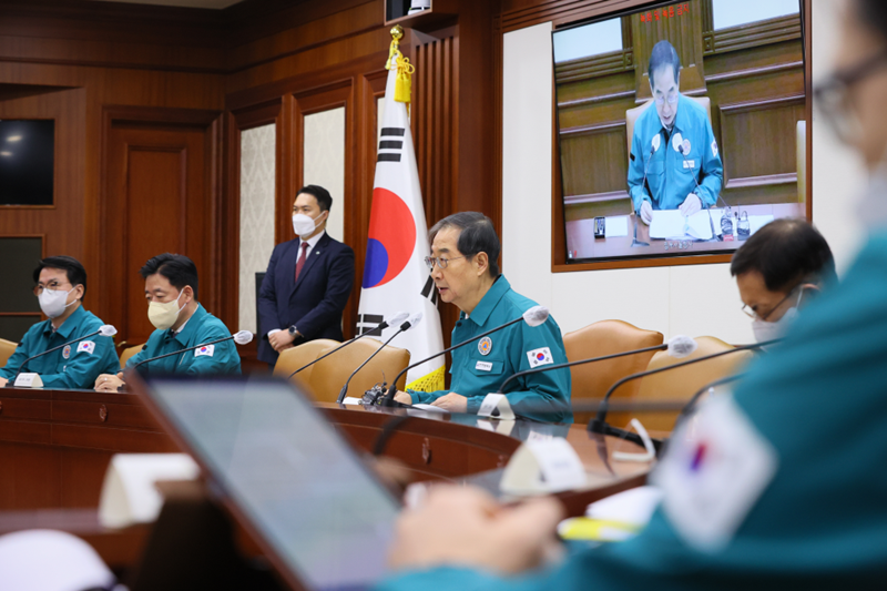 1月20日，在韩国中央政府首尔办公楼，国务总理韩德洙正在主持召开新冠疫情防疫会议。图片来源：国务总理室