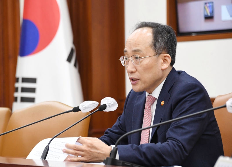 1月26日，在首尔钟路区政府首尔大楼举行的“第144次对外经济协助基金运营委员会”会议上，韩国经济副总理兼企划财政部长官秋庆镐正在发言。图片来源：企划财政部