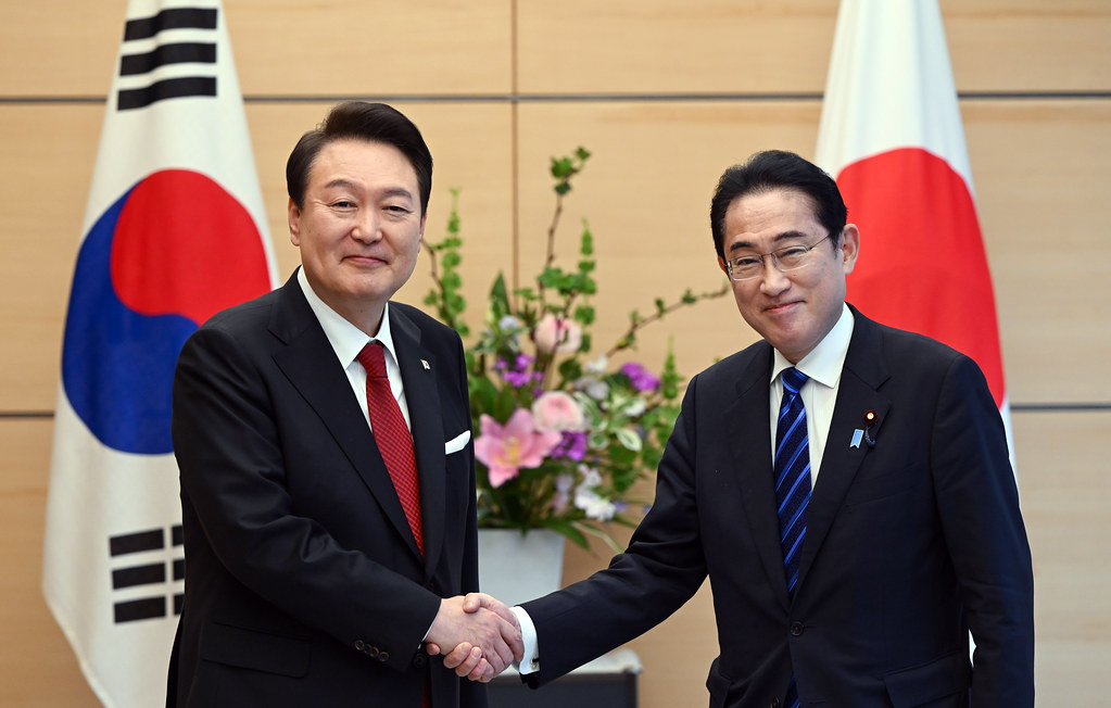 3月16日下午，在日本东京首相官邸举行韩日首脑会晤之前，韩国总统尹锡悦（左）和日本首相岸田文雄合影留念。图片来源：大韩民国总统室