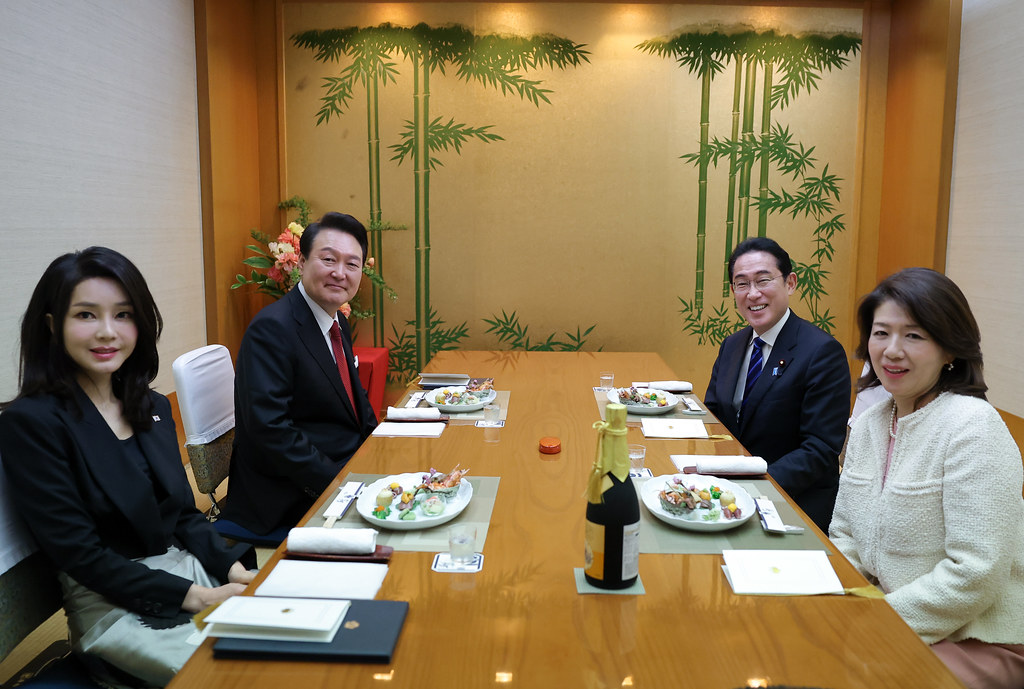  3月16日，韩国总统尹锡悦（左二）和夫人金建希（左一）与日本首相岸田文雄夫妇在东京银座的一家寿喜锅餐厅共进晚餐。图片来源：大韩民国总统室.