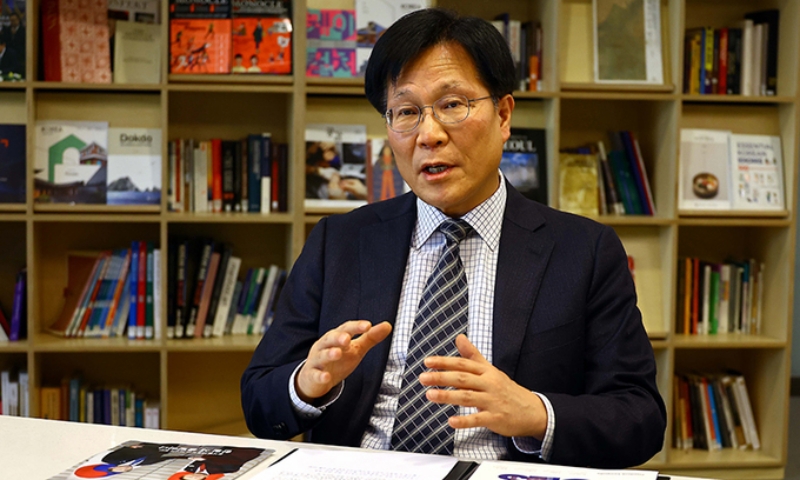 3月22日上午，在首尔中区海外文化弘报院（KOCIS）中心韩国海外文化弘报院院长金章镐正接受世界日报记者的采访。 图片来源：世界日报