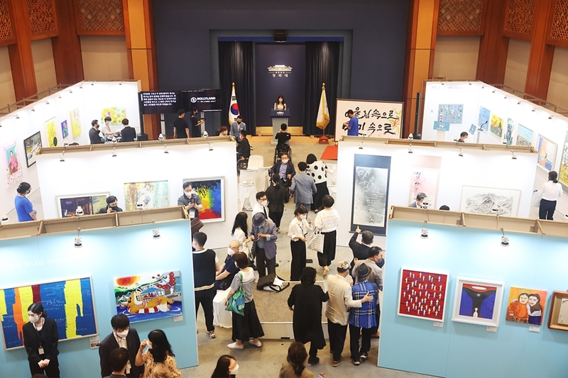 去年8月，在青瓦台春秋馆举行的残疾人艺术家特别展《走进国民，走进和谐》。图片来源：文化体育观光部