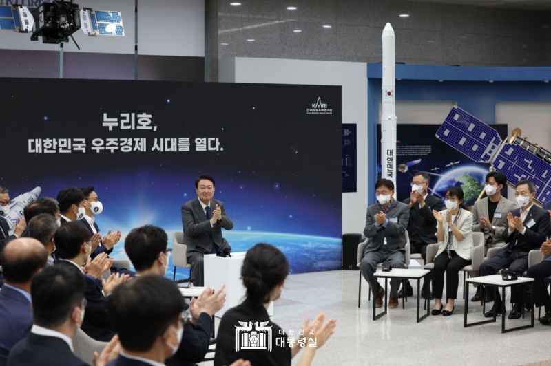 2022年7月6日，在大田市儒城区韩国航空宇宙研究院，韩国总统尹锡悦在太空经济蓝图宣布仪式上观看视频后，与出席者一同鼓掌。尹锡悦表示，研制韩国式运载火箭“世界”号（KSLV-II） 的宇航研究院团队和相关专家是“世界号英雄”。当天，尹锡悦向韩国航空宇宙研究院工作人员送去了两辆咖啡车。图片来源：大韩民国总统室 