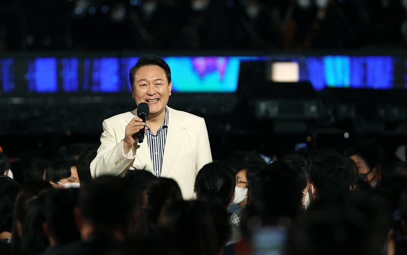 2022年5月22日，在青瓦台大庭院户外舞台举行的《KBS开放音乐会》上，韩国总统尹锡悦与夫人金健希向观众们致意。大选当时，全面开放青瓦台是尹锡悦曾向民众做出的十大承诺。据统计，截至今年5月5日，青瓦台累计游客人数约为342万人。图片来源：韩宣网DB