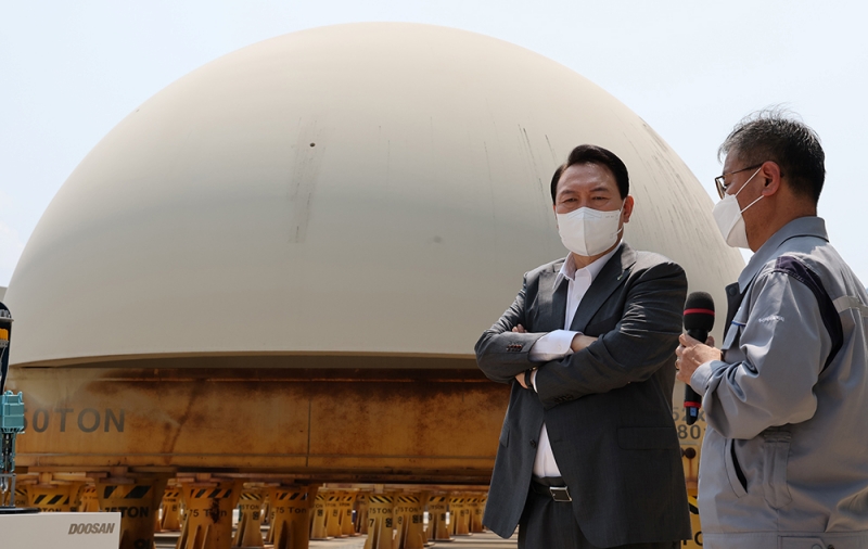 2022年6月22日，韩国总统尹锡悦视察了位于庆尚南道昌原市的斗山能源公司生产厂。在铸造新韩蔚核电站第三、四号机组反应堆及蒸汽发生器的金属材料库，听取了相关工作人员对韩国型新一代核电机组APR1400项目的说明。恢复核电站生态系统是尹锡悦政府的主要国政课题之一。去年12月，位于庆北蔚珍郡的新韩蔚1号机组已正式启动。图片来源：韩联社 