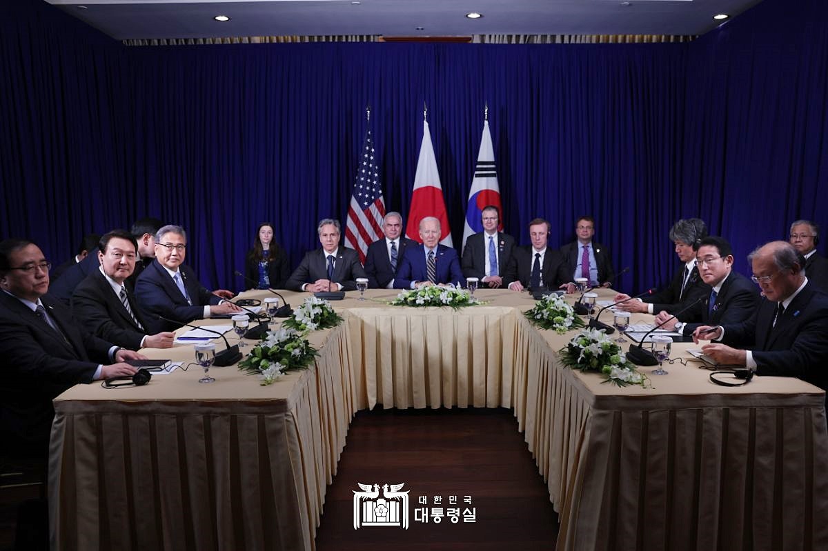 5月19日至21日，韩国总统尹锡悦将出席在日本广岛举行的七国集团（G7）峰会。图为去年11月13日，在柬埔寨金边一家酒店，出访东南亚的尹锡悦（左二）与美国总统拜登（中）、日本首相岸田文雄（右二）举行韩美日首脑会晤。图片来源：大韩民国总统室