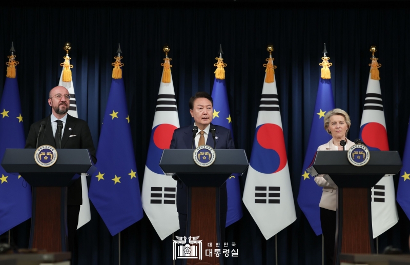 5月22日，在首尔龙山总统室大楼，韩国总统尹锡悦（中间）与欧洲理事会主席夏尔·米歇尔、欧盟委员会主席乌尔苏拉·冯德莱恩共同发表声明。图片来源：大韩民国总统室