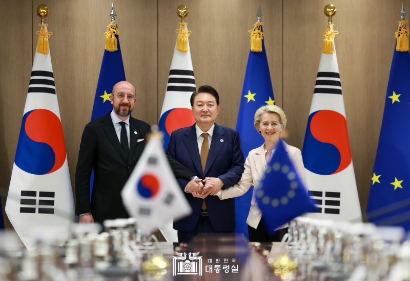 5月22日，在首尔龙山总统室大楼举办韩欧首脑会晤前，韩国总统尹锡悦（中间）韩国总统尹锡悦与欧洲理事会主席夏尔·米歇尔、欧盟委员会主席乌尔苏拉·冯德莱恩拍照留念。图片来源：大韩民国总统室
