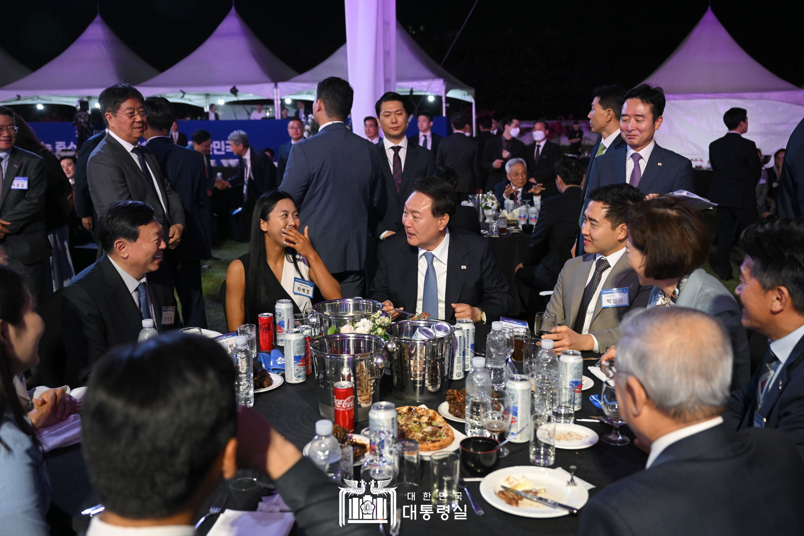 5月23日晚，在龙山总统室草坪广场，韩国总统尹锡悦出席“2023韩国中小企业家大会”，并参与500多位企业界人士进行了交流与沟通。图片来源：大韩民国总统室