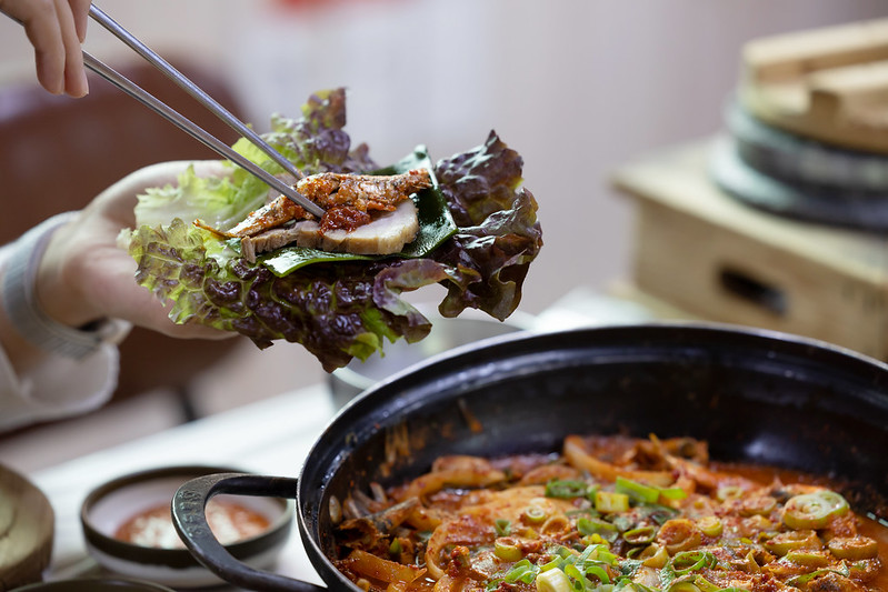 我们所熟悉的放在汤类或翻炒时所用到的鳀鱼不同，使用在鳀鱼包饭与生拌鳀鱼里的鳀鱼的形状更大。