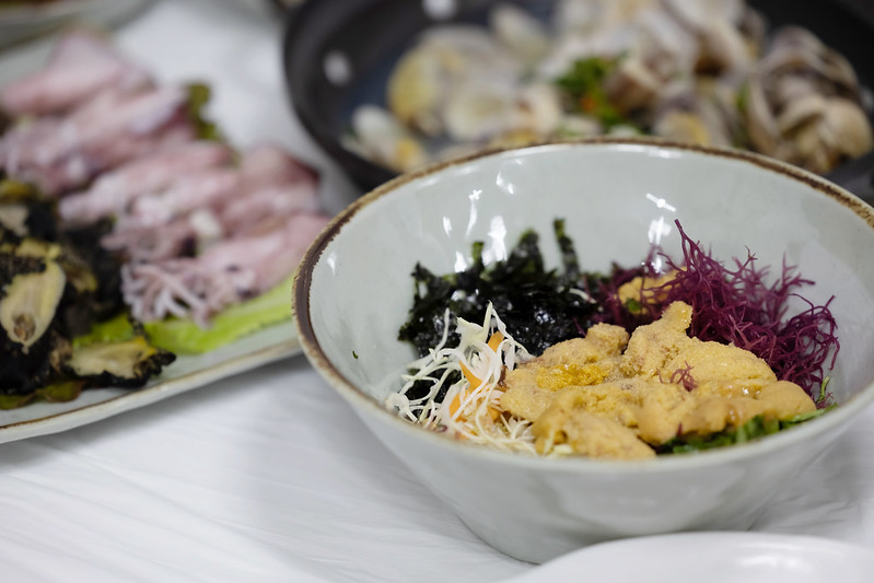 海胆拌饭是由韩国的海女们亲自捕捞的海胆制作而成，其味道充分体现了自然海胆特有的香气与醇香。在海胆拌饭里加入酱料和香油搅拌，其风味绝佳。