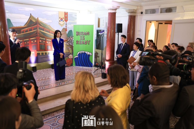 当地时间6月20日， 与韩国总统尹锡悦一同访问法国的夫人金建希在驻法国韩国文化院参观“2023年韩国文化节-Taste Korea！”釜山特辑活动前，正在向大家介绍韩国与釜山。图片来源：韩联社