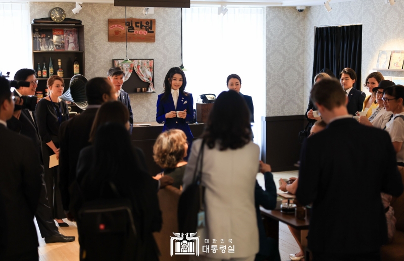 当地时间6月20日，在驻法国韩国文化院三层的快闪咖啡厅“釜山茶座”，金建希正与外媒记者们交谈。图片来源：韩联社