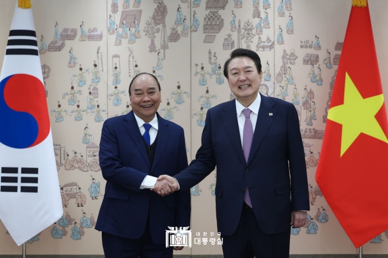 图为去年12月5日下午，在首尔龙山总统室大楼举行的韩越首脑会晤上，韩国总统尹锡悦（右）与前越南国家主席阮春福握手合影。图片来源：大韩民国总统室