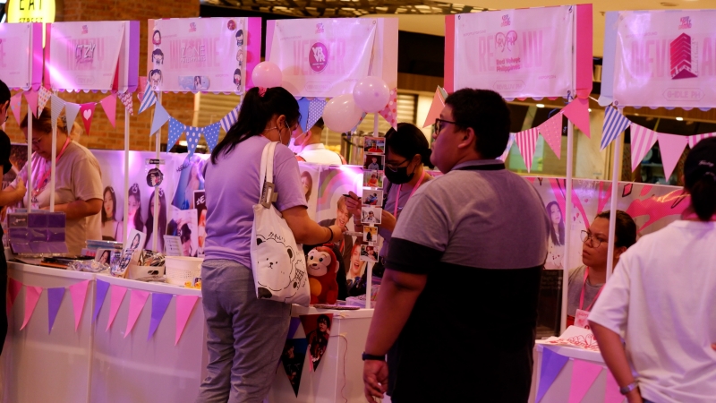 7月1日，在马尼拉大都会帕西格市罗宾逊购物中心举办的“大家的K-pop：马尼拉站”活动中，游客们正在参观K-pop歌手组合粉丝群的展台。图片来源：驻菲律宾韩国文化院