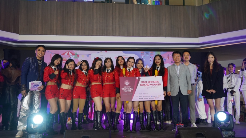 7月1日，在马尼拉大都会帕西格市举办的“2023年K-pop翻跳庆典in菲律宾”活动中，获得冠军的ALPHA翻跳组合正在拍照留念。图片来源：驻菲律宾韩国文化院 