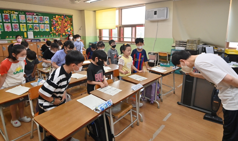 19일 인천 부평구 부평남초등학교에서 여름방학식을 마친 학생들이 담임 선생님과 인사를 나누고 있다. 연합뉴스