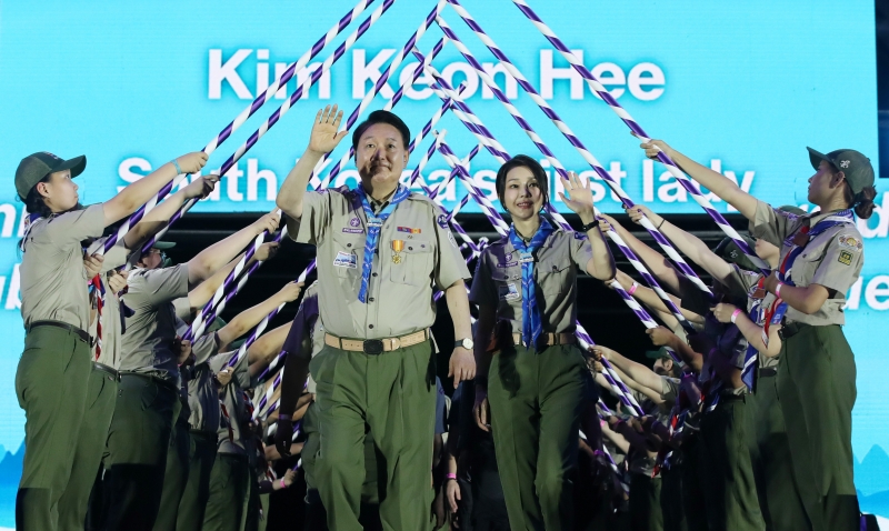 8月2日下午，在全罗北道扶安郡新万金，韩国总统尹锡悦（左二）与夫人金建希正在步入“第25届世界童军大露营”的开营仪式的活动现场。图片来源：韩联社