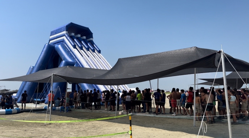 8月7日，为给参加“2023新万金第25届世界童军大露营”的童军们消暑，组委会准备的水滑梯前排起了长队。来自埃及的童军阿米尔·阿卡亚表示，因为台风，这可能是今天的最后一项活动，有点遗憾。不过会在剩下的时间里尽可能多多享受在这里的一切。