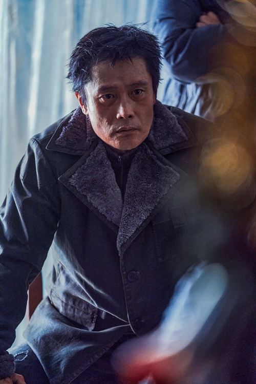 电影《水泥乌托邦》剧照。饰演主人公“英卓”的李秉宪表示，即便近来的天气炎热，但电影的背景是冬天，影片中的气氛也相当紧绷，所以在拍片的时候，能感受到一股可以打退酷暑的阴凉。图片来源：乐天娱乐