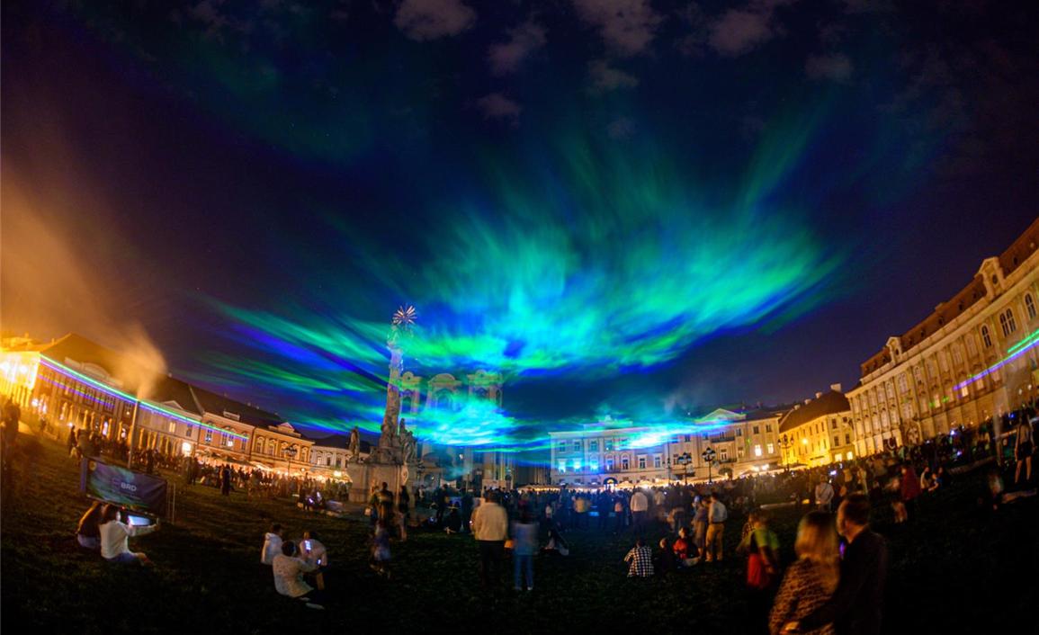 瑞士艺术家Dan Archer与LG OLED携手共同创作，将在东大门设计广场（DDP）草坪上空展出的作品《约定极光》。图片来源：首尔市