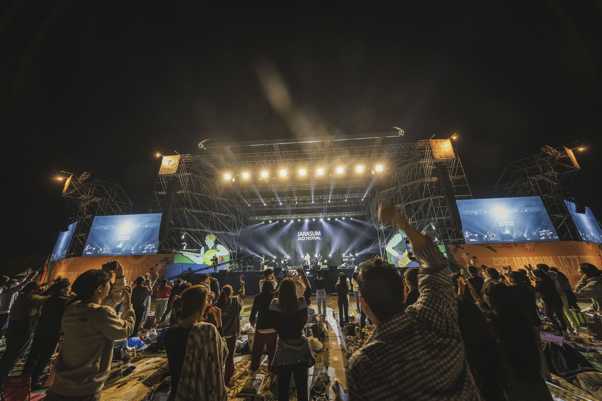 图为20200年10月1日至13日，在京畿道加平郡鳖岛举办的“2022鳖岛爵士音乐节”，观众正在欣赏乐队表演。图片来源：鳖岛爵士音乐节官网