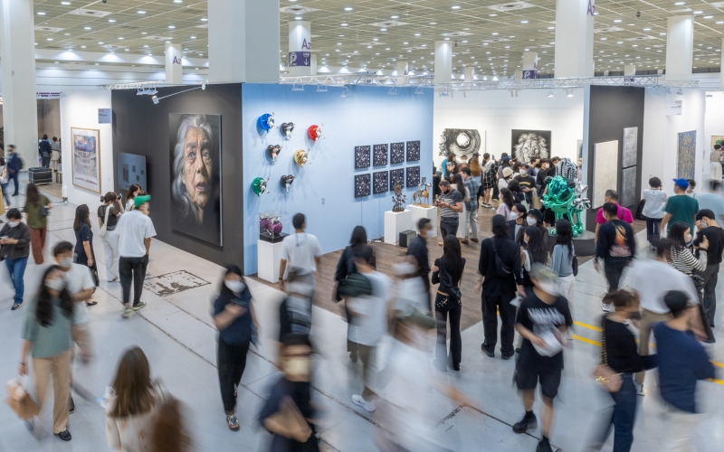图为2022年9月3日至6日，在首尔江南区国际会展中心举办的艺博会——“Kiaf SEOUL”的会展现场。图片来源：文化体育观光部 