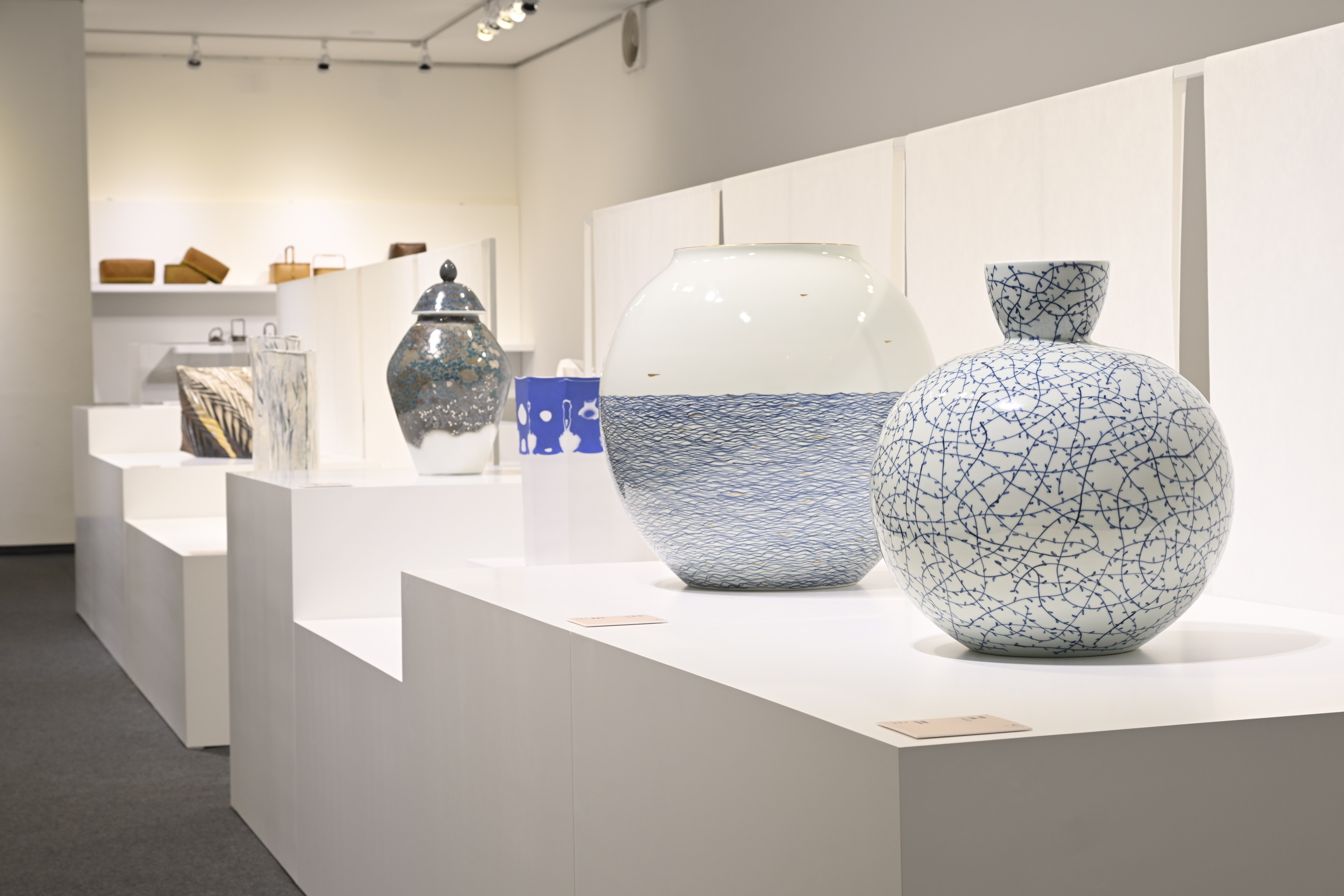 图为“2023韩中日工艺展——和而不同”中，展出的陶瓷工艺作品。图片来源：海外文化弘报院